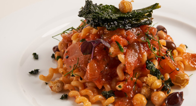 FUSILLO BUCATO CON FRIGGIONE ALLA BOLOGNESE, OLIVE LECCINO E CECI