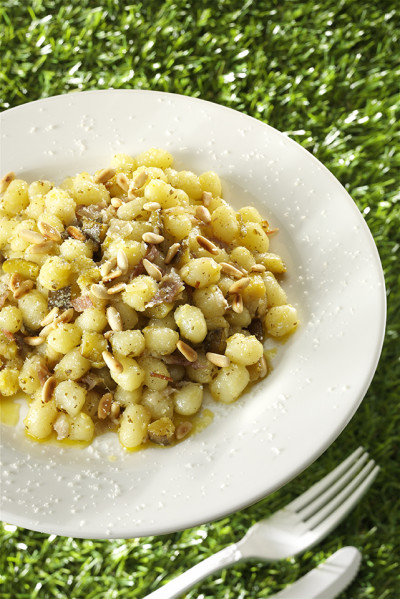 GNOCCHETTI CON ZUCCHINE, PANCETTA E PINOLI