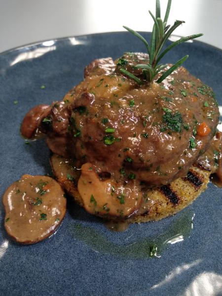 GUANCIALINO DI MAIALE BRASATO AL SANGIOVESE, FUNGHI E POLENTA RUSTICA AL PROFUMO DI ROSMARINO