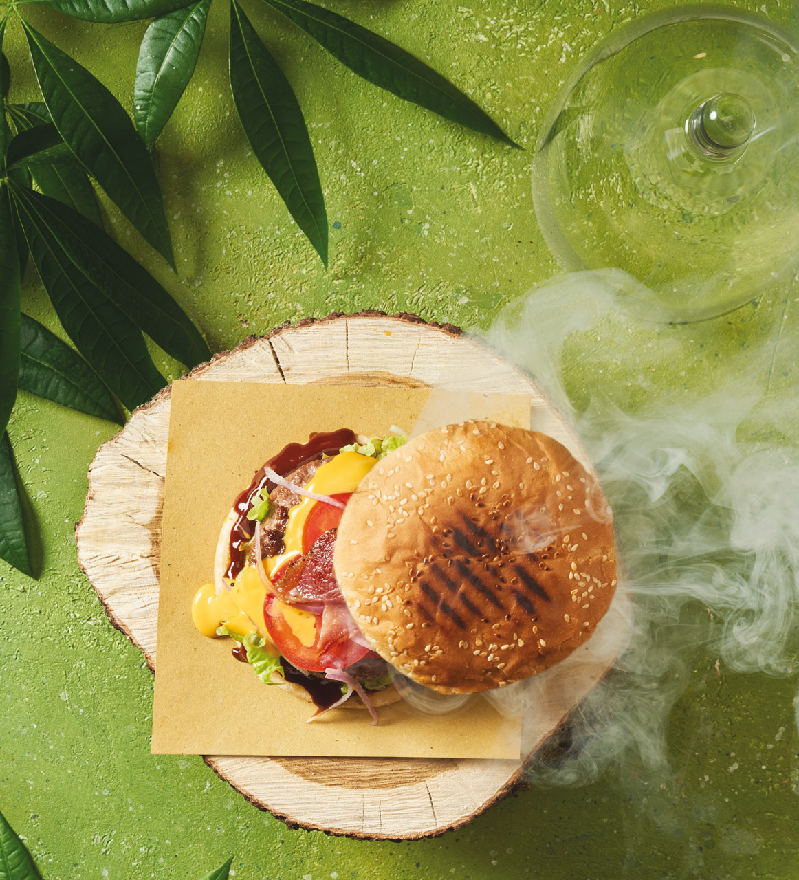 HAMBURGER AFFUMICATO CON CREMA AL CHEDDAR, SALSA BARBECUE E BACON