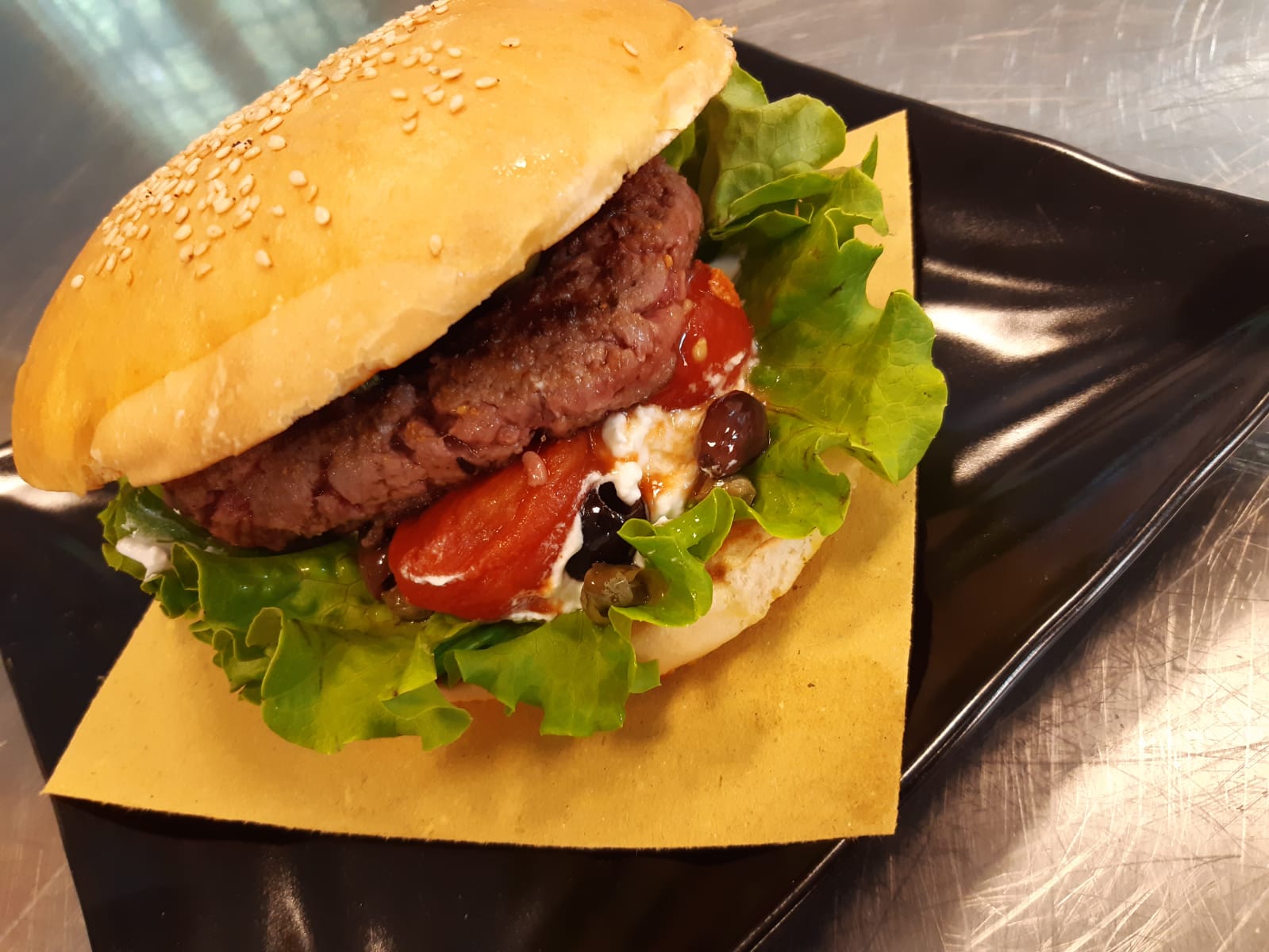 HAMBURGER DI CAVALLO CON BURRATA PUGLIESE, POMODORI, OLIVE E CAPPERI