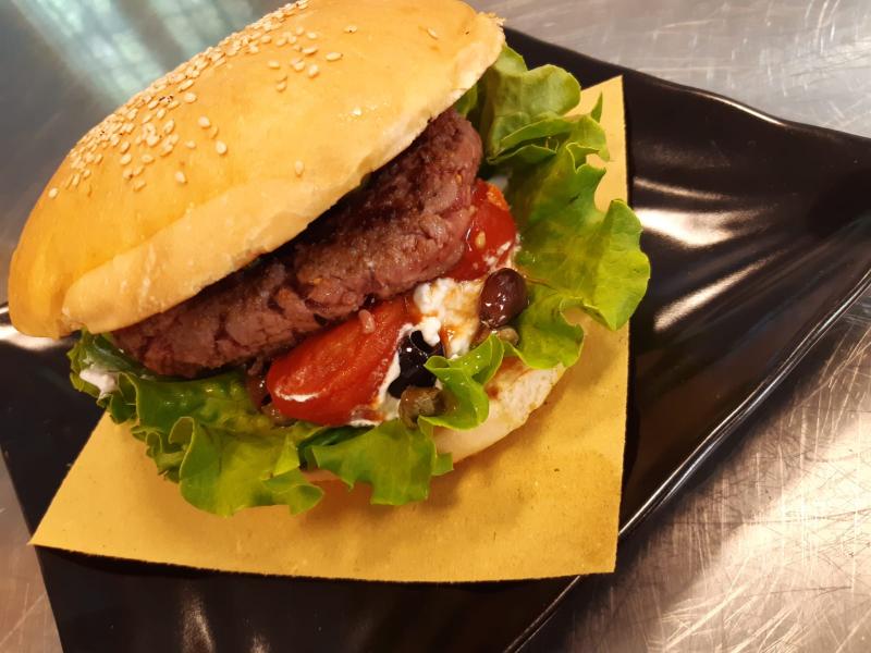 HAMBURGER DI CAVALLO CON BURRATA PUGLIESE, POMODORI, OLIVE E CAPPERI