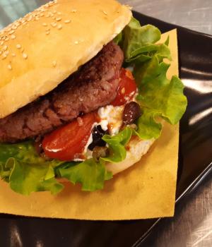 HAMBURGER DI CAVALLO CON BURRATA PUGLIESE, POMODORI, OLIVE E CAPPERI