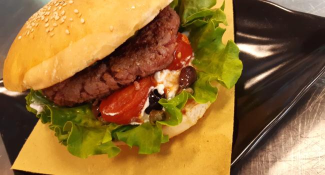 HAMBURGER DI CAVALLO CON BURRATA PUGLIESE, POMODORI, OLIVE E CAPPERI