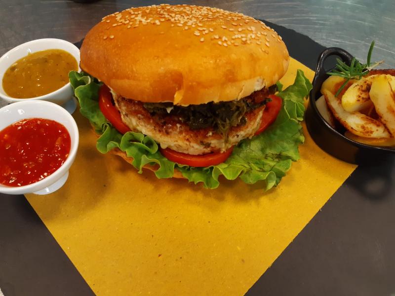 HAMBURGER DI TACCHINO CON FRIARIELLI E MAIONESE