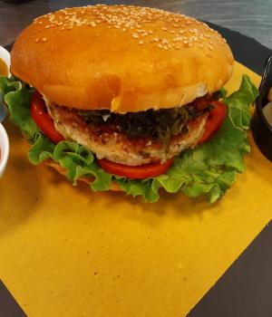 HAMBURGER DI TACCHINO CON FRIARIELLI E MAIONESE