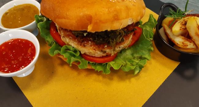 HAMBURGER DI TACCHINO CON FRIARIELLI E MAIONESE