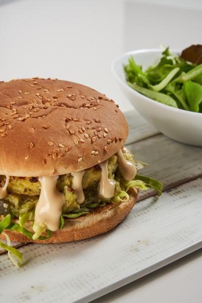Hamburguesa de verduras  con salsa de calabacín
