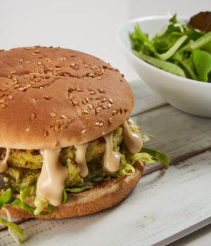 HAMBURGER VEGETALE CON SALSA DI ZUCCHINE