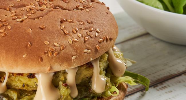 HAMBURGER VEGETALE CON SALSA DI ZUCCHINE