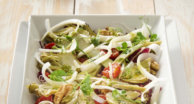 Salat mit Artischocken auf römische Art, Radicchio, Sellerie, Dorati-Tomaten, Walnüssen und frischem Pesto alla Genovese