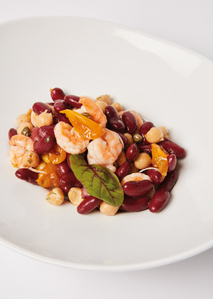 SALAD OF SHRIMP, RED KIDNEY BEANS AND YELLOW DATE TOMATOES