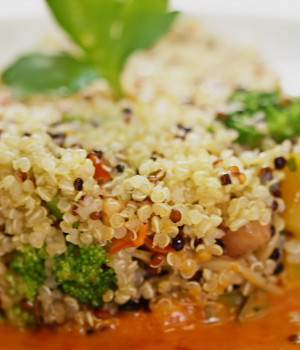 Ensalada de quinoa con verdura sobre crema de pimientos