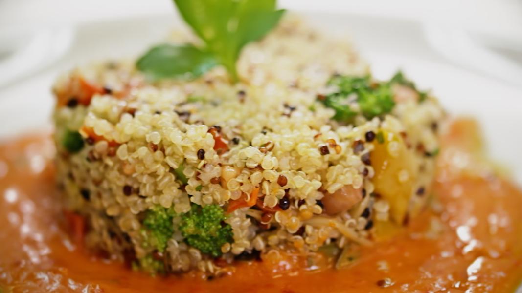 Quinoasalat mit Gemüse auf Paprika-Creme