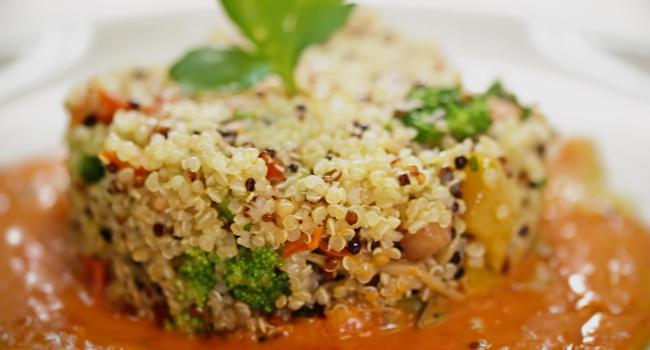 Ensalada de quinoa con verdura sobre crema de pimientos