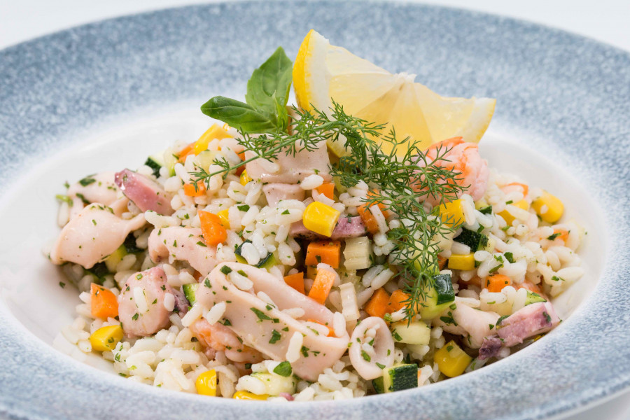 Rice Salad with èMaremix and Fresh Vegetables