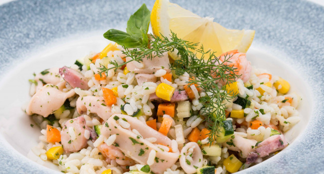 Reissalat mit éMaremix und frischem Gemüse