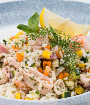 INSALATA DI RISO CON ÈMAREMIX E VERDURE FRESCHE