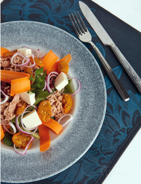 Ensalada de atún con tomates dátil amarillos, cebollas cortadas en rodajas y mozzarella