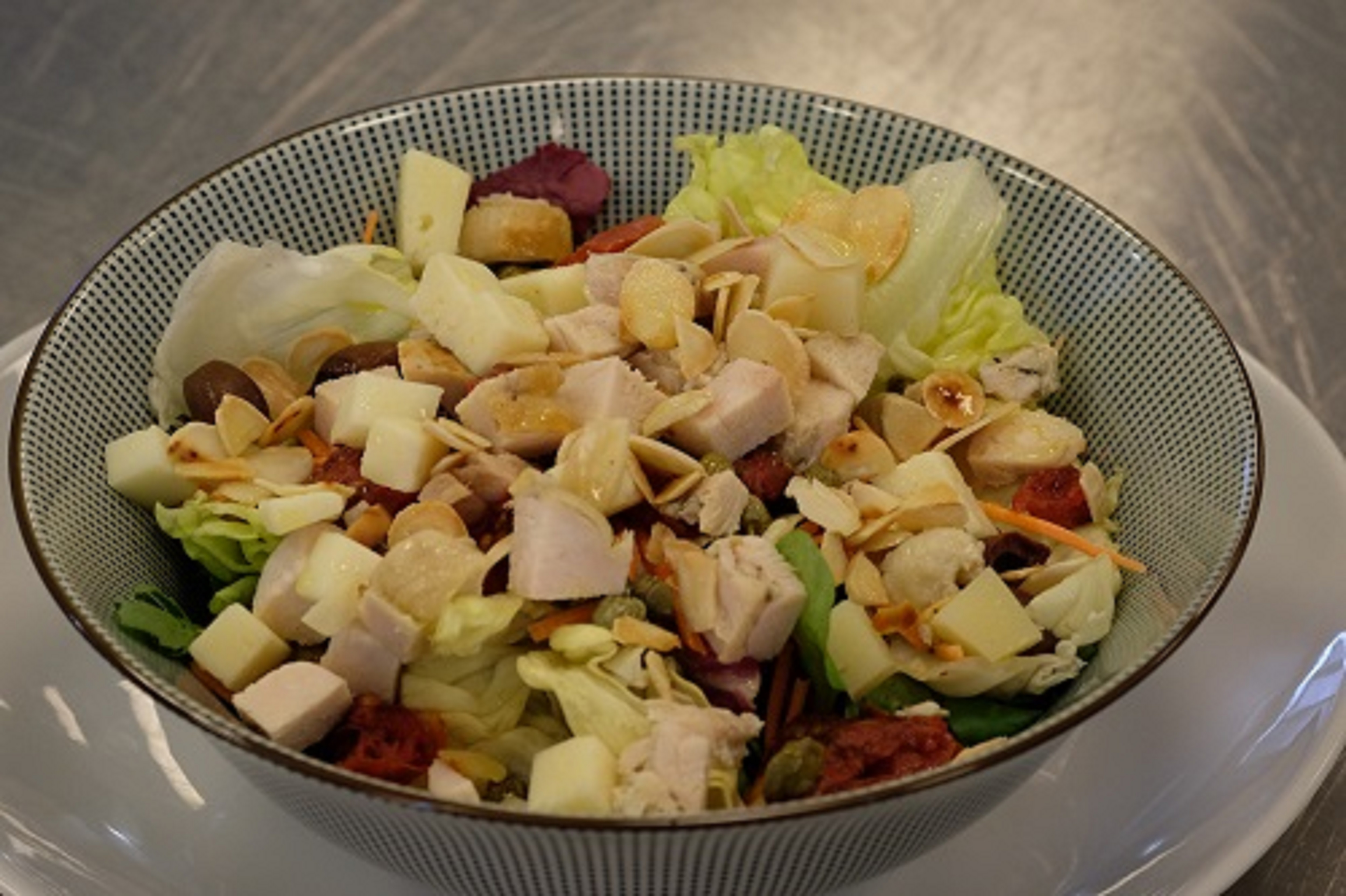 INSALATA MISTA DI CARNE E FORMAGGI CON POMODORI SOLEGGIATI, OLIVE E CAPPERI