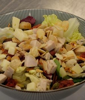 INSALATA MISTA DI CARNE E FORMAGGI CON POMODORI SOLEGGIATI, OLIVE E CAPPERI