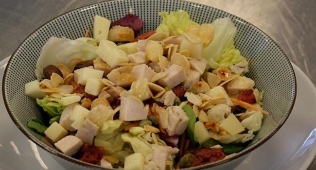 INSALATA MISTA DI CARNE E FORMAGGI CON POMODORI SOLEGGIATI, OLIVE E CAPPERI