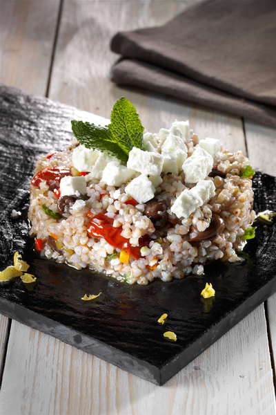 BUCHWEIZENSALAT MIT GEMÜSE, OLIVEN UND FETA