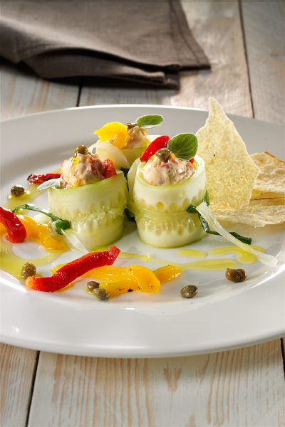 INVOLTINI DI CETRIOLO CON ROBIOLINA AROMATIZZATA E CAPPERINI