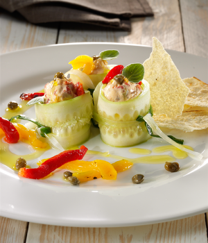 INVOLTINI DI CETRIOLO CON ROBIOLINA AROMATIZZATA E CAPPERINI