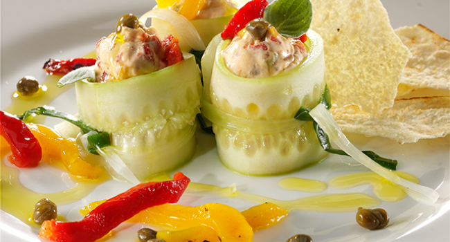 INVOLTINI DI CETRIOLO CON ROBIOLINA AROMATIZZATA E CAPPERINI