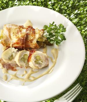 INVOLTINI DI POLLO CON GUANCIALE AFFUMICATO, ASPARAGI E SCAMORZA FILANTE