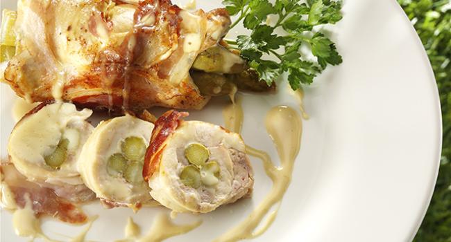 INVOLTINI DI POLLO CON GUANCIALE AFFUMICATO, ASPARAGI E SCAMORZA FILANTE