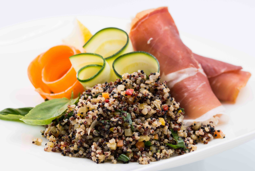 Röllchen Vom Rohen Schinken mit Quinoasalat