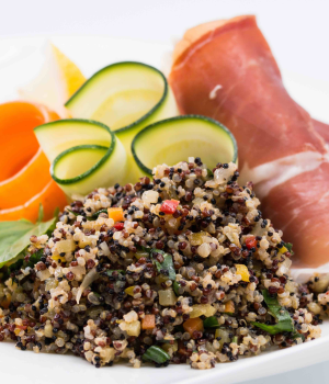 Involtini di prosciutto crudo con insalata di quinoa