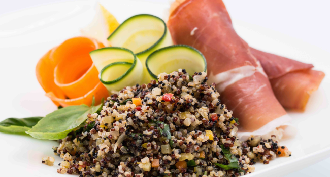 Involtini di prosciutto crudo con insalata di quinoa