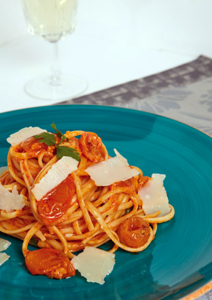 Linguine with red pesto and yellow cherry tomatoes