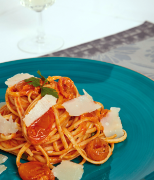 Tallarines con pesto rojo y tomates dátil amarillos