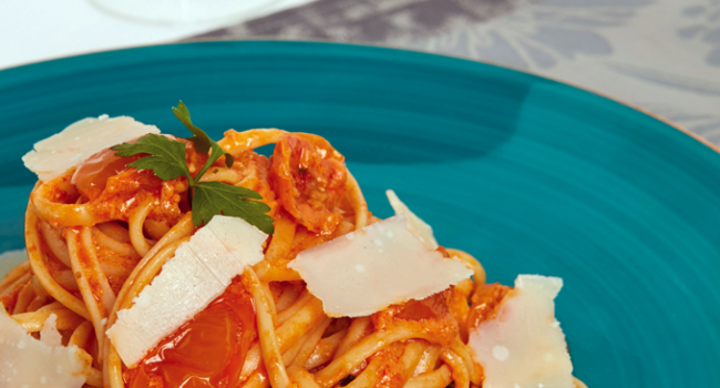 Tallarines con pesto rojo y tomates dátil amarillos