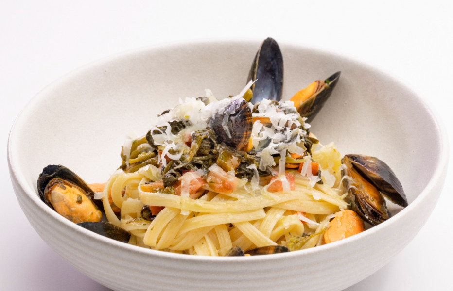 LINGUINE WITH FRIARIELLI, MUSSELS AND PECORINO