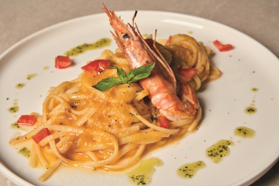 Linguine con passata gialla e gamberoni