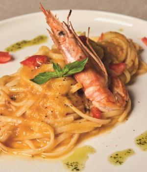 Linguine con passata gialla e gamberoni