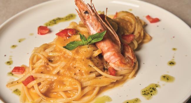 Linguine con passata gialla e gamberoni