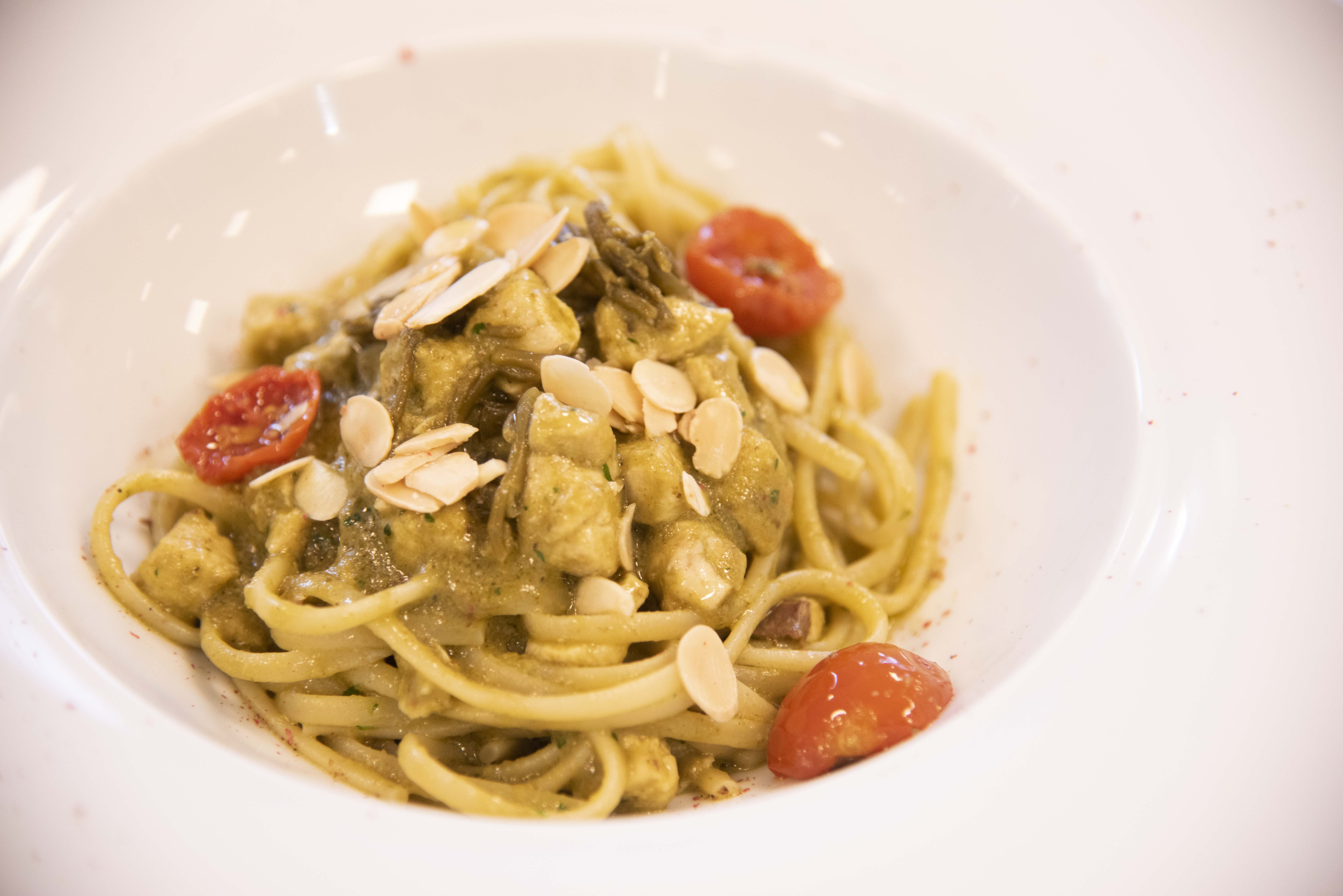 Linguine con pesto di salicornia, pesce spada e mandorle tostate