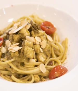 Linguine con pesto di salicornia, pesce spada e mandorle tostate