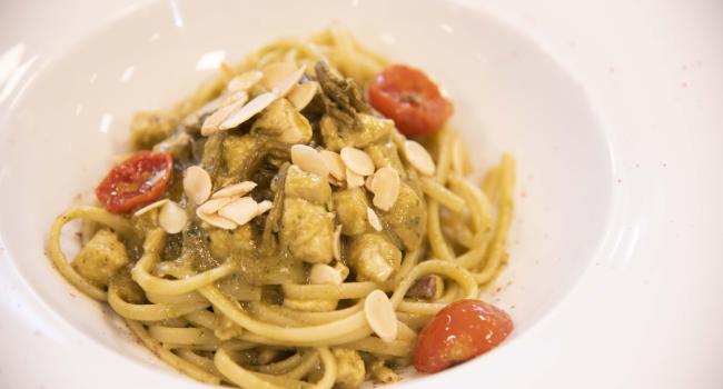 Linguine con pesto di salicornia, pesce spada e mandorle tostate