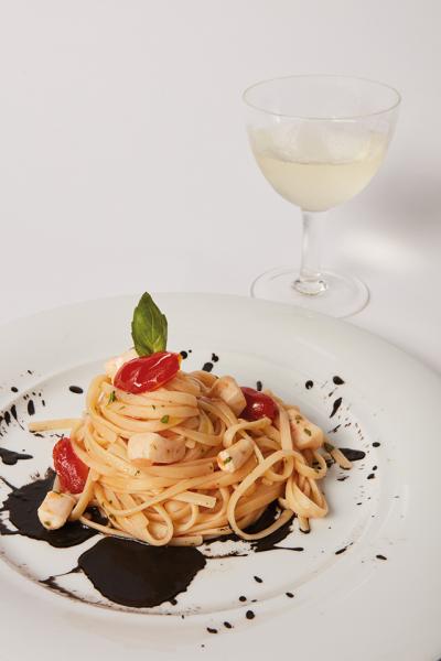 Linguine con seppie e datterini su letto di nero