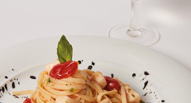 LINGUINE MIT TINTENFISCH UND DATTELTOMATEN AUF TINTENBETT