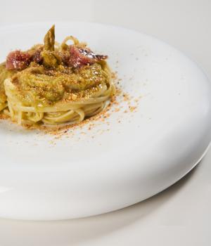 Linguine en salsa de  espárragos y anchoas