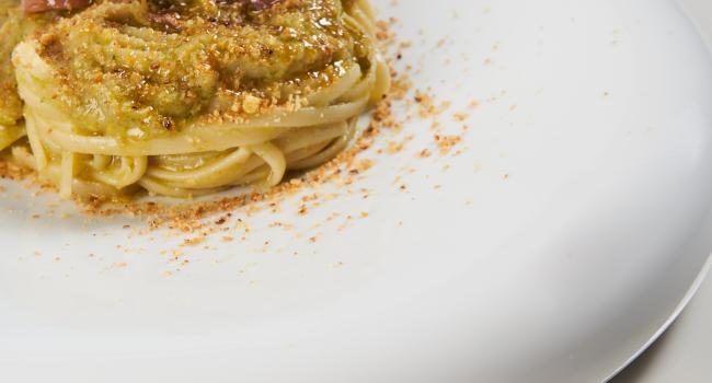 Linguine en salsa de  espárragos y anchoas