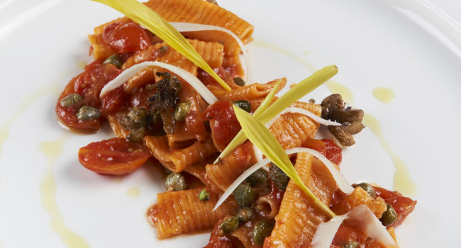 MACCHERONI AL PETTINE CON  SALSA DE TOMATES DATTERINO